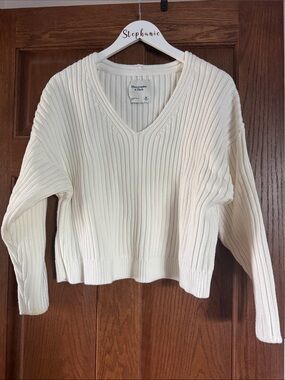 NWOT Abercrombie & Fitch v-neck sweater